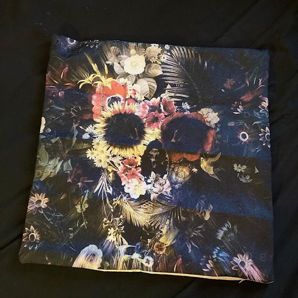 NWOT Black Floral skull print pillowcase